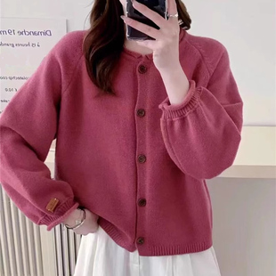 韩系玫红羊毛开衫女装，2024春季圆领针织，毛衣外套长袖短款上衣