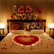 情人节浪漫玫瑰花表白场景酒店，情侣房间布置床上装饰花瓣求婚七夕