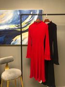 V薏蔻红黑两色长袖修身领袖口穗穗设计长款针织裙J841119604D