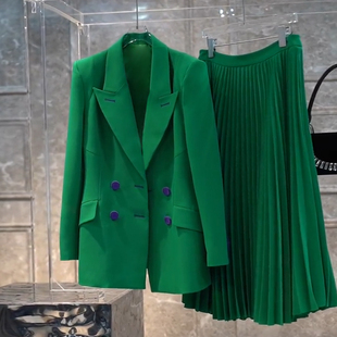 2024春季法式气质显瘦绿色，双排扣西装，百褶半身裙两件套装女潮