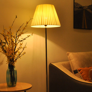 落地灯客厅卧室沙发床头现代创意，温馨装饰led遥控喂奶落地台灯