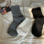 (好适合这忽冷忽热的天气，)实用耐脏黑白灰，羊毛袜女冬季保暖袜