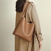 香港品牌包包女2023质感，大容量水桶包软皮(包软皮，)牛皮百搭单肩斜跨包