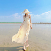 海边度假沙滩连衣裙吊带长裙，旅游白色拍照适合雪纺海滩杏色女
