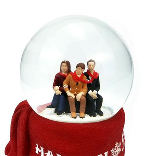 圣诞水晶球玻璃雪花球幸福一家人，旋转飘雪花发条音乐机芯水晶球