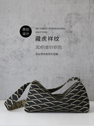 饮水鸟原创设计民族风藏族虎纹3D针织包简约高级百搭新中式