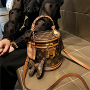 香港品牌包包女士2024时尚手提单，肩包真皮斜跨圆筒，水桶包小包(包小包)