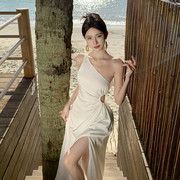 海边度假裙设计感纯欲辣妹超仙白色斜肩吊带开叉气质修身显瘦长裙