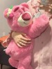 趴款草莓熊可爱女孩抱着睡毛绒玩具倒霉熊公仔抱枕布娃娃玩偶礼物