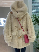 冬季羊羔毛毛绒(毛毛绒)连帽外套，韩系慵懒风休闲富家，千金小香风牛角扣大衣