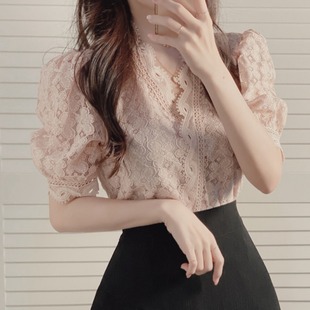 韩国chic夏季设计感甜美钩花镂空花边拼接V领泡泡短袖蕾丝衫衬衫