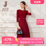 精致红色新年连衣裙，女2024春季设计感下摆压褶正式场合长裙