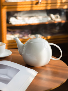 素白大容量骨瓷泡茶壶欧式下午茶凉水壶带过滤孔1.6L陶瓷酒店用