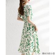 绿色印花连衣裙女夏季V领收腰显瘦气质减龄中长款法式茶歇裙