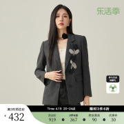 XG雪歌创意花朵装饰休闲西装2023秋季通勤浅灰色长袖外套女装