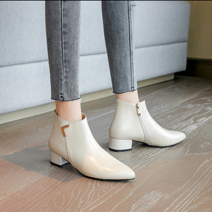 白色靴子真皮小短靴女春秋季尖头中跟马丁靴粗跟踝靴单靴女靴