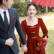 红色长袖连衣裙女2024春季新中式方领设计感盘扣金丝绒结婚敬酒服