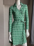 夏季茶歇法式绿色几何，翻领显瘦针织裹身裙，绑带midiv领连衣裙
