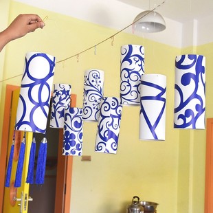 幼儿园学校室内布置创意硬卡纸，圆筒纸筒青花瓷环创空中吊饰装饰