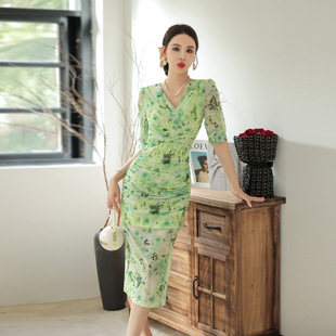 高档连衣裙女 2023夏季气质优雅V领短袖显瘦高级感绿色中长裙