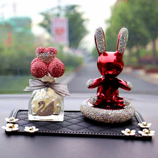 汽车上摆件摇头兔子可爱创意网，红车载装饰用品，车内饰品香水女神款
