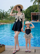 网红亲子泳衣母女连体平角保守遮肚显瘦可爱中小儿童泳衣女孩泳装