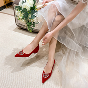 尖头红色婚鞋女低跟不累脚中式新娘鞋子舒适粗跟大码单鞋浅口百搭