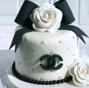 浪漫品牌印花logo翻糖蛋糕，装饰山茶花模具，珍珠项链巧克力