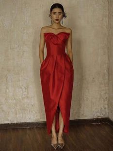 新中式红色抹胸晨袍缎面开叉，简约气质显瘦新娘结婚订婚宴晚礼服裙