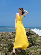 黄色吊带连衣裙三亚海边旅游度假沙滩，裙露背性感，收腰显瘦显高裙子