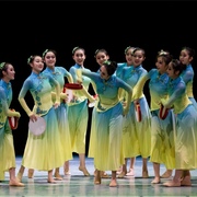 女子群舞趣说巧鼓同款青禾怏怏古典舞蹈，演出服扇子舞胶州秧歌服装