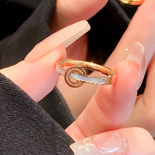 白贝母(白贝母)钛钢戒指，女小众设计高级感英文，素圈戒指女时尚个性尾戒指环