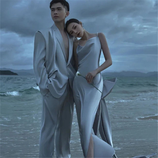 海边摄影主题情侣婚纱时尚，个性写真服灰色修身吊带缎面旅街拍礼服