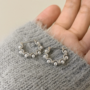 圆圈珍珠耳环小众设计轻奢高级感耳饰女秋冬个性独特法式复古耳扣