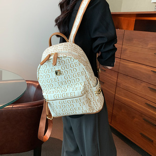 双肩包女2023年韩版字母，印花铆钉旅行背包，时尚百搭学生书包潮