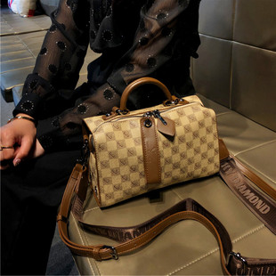 香港品牌包包女士2024真皮流行单肩枕头小包手提斜跨波士顿包