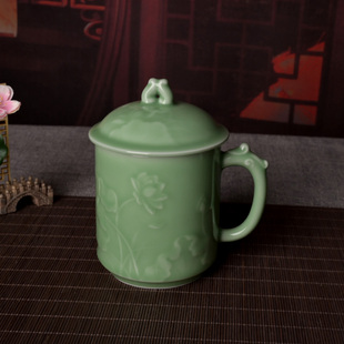 流转千年青瓷家用带盖有柄泡茶水杯创意陶瓷荷花日式办公茶杯