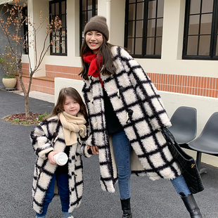 韩版亲子装秋冬母子母女装羊羔毛加厚长款外套时尚洋气冬装潮