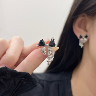 超闪蝴蝶结锆石耳钉女小众，设计感高级甜酷黑色，耳环气质网红耳夹