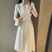 欧洲站2023秋季高级感优雅气质长裙女神范V领收腰白色连衣裙