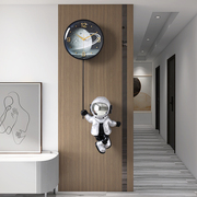 艺术宇航员挂钟2024客厅表挂墙餐厅玄关，高档钟表创意装饰时钟