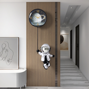 艺术宇航员挂钟家用客厅，表挂墙2023玄关高档钟表创意装饰时钟