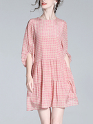 粉色格纹连衣裙女2024年夏季气质，复古格纹，宽松显瘦七分袖裙子
