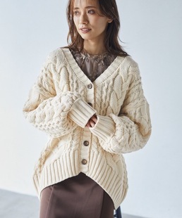 秋冬日系慵懒风宽松v领粗棒针毛衣外套，甜美米白色厚实毛线开衫