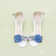 白色森系少女凉鞋夏季一字，扣带粗跟蓝色花朵伴娘成人礼女鞋