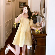 鹅黄色孕妇连衣裙法式复古2024夏洋气(夏洋气，)减龄泡泡袖遮肚时尚款孕妇装