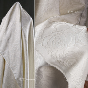 白色大玫瑰线迹提花立体肌理，布料风衣夹克连衣裙服装设计师面料
