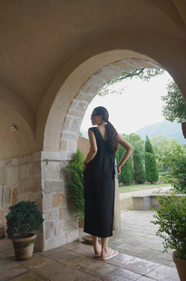 Maze Studios 显瘦H型黑色连衣裙 后领深V设计感分割长款连衣裙