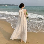 法式白色挂脖蕾丝吊带连衣裙女夏季高级感小白裙，海边度假复古裙子