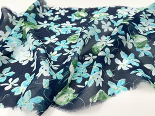 柔软垂感微透深蓝底绿色花朵，印花全棉雪纺乔其纱布料衬衫裙面料